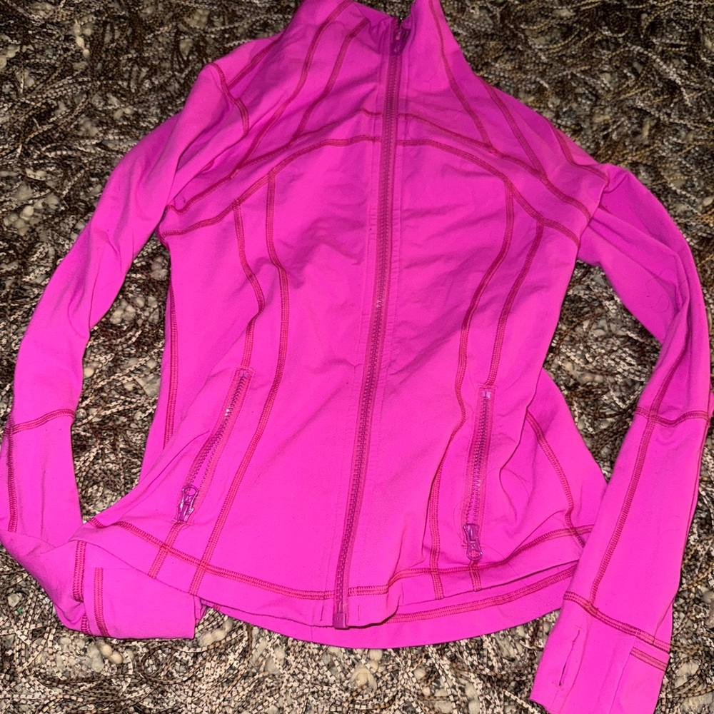 lululemon athletic defined jacket. SONIC PINK COLOR with thumbs hole. size 8